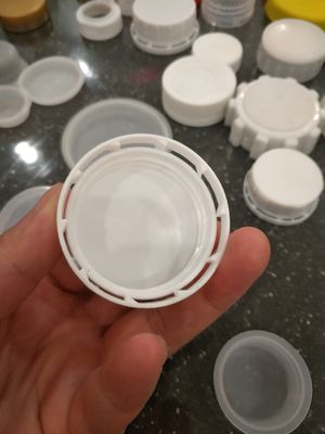 Крышки завинчивых пробок ISO9001 бутылки PE пластиковые Childproof 38mm пластиковые